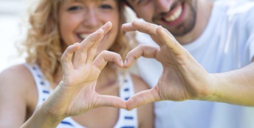 Personnes dessinant un coeur